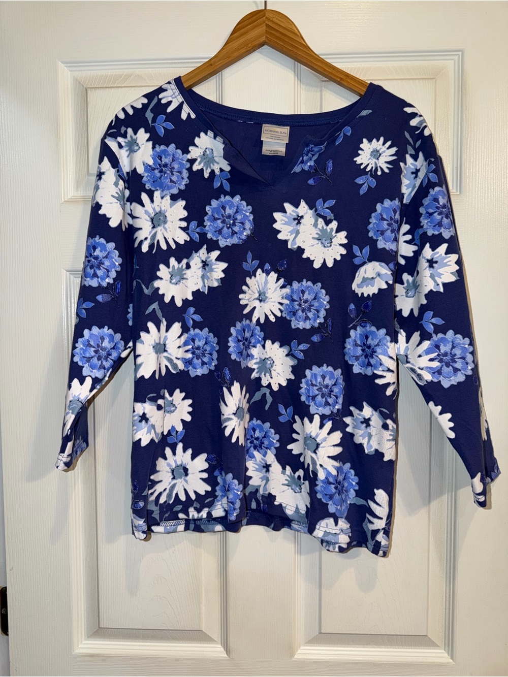Navy Floral V-Neck 3/4 Sleeve Women's Top. EUC - Picture 2 of 5